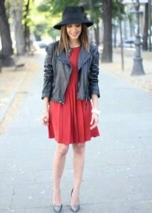 Pleated dress combined with a hat and leather jacket
