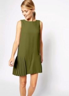 Dress with pleated sides on the skirt