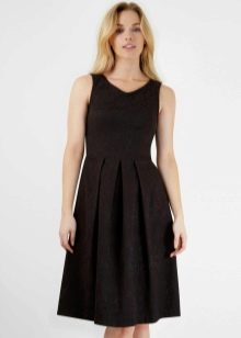 Черна плисирана рокля със средна дължина