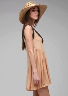 Şapkalı bej pilili elbise