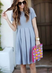 Ležérní šaty s plisovanou sukní