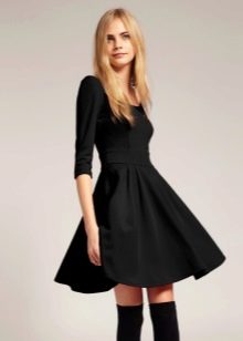 Schwarzes ausgestelltes Kleid von der Taille