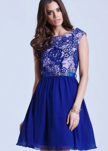 Blaues ausgestelltes Kleid