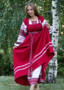 Rotes russisches Sommerkleid