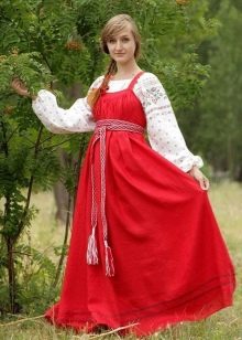 Rotes russisches Sommerkleid