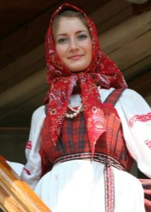 Mga accessories para sa Russian sundress
