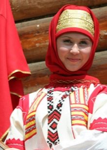  Vestido de verano ruso y accesorios.