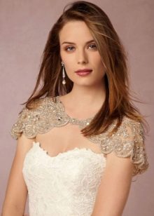 Balta vestuvinė suknelė su apvalkalu, derinama su smėlio spalvos nėrinių pelerina ant pečių