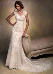 High-waisted wedding dress na may mga strap