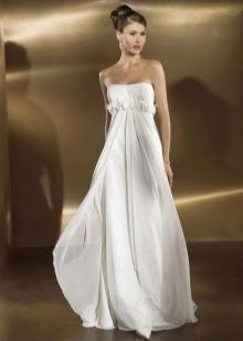 Сватбена рокля с висока талия с отворено деколте