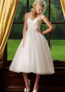 Gaun pengantin dengan panjang midi pinggang tinggi