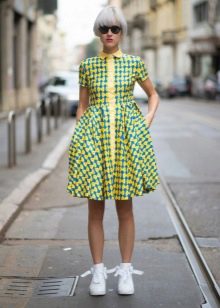 Жълто-зелена младежка рокля с щампа