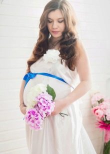 Kokarda na sukience kobiety w ciąży