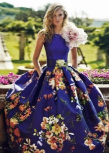 Rochie luxuriantă cu o floare din material textil