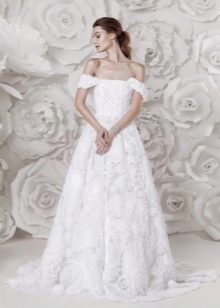 Gaun pengantin musim luruh dengan bahu yang diturunkan