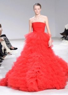 שמלת סטרפלס אדומה שופעת