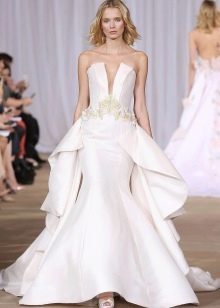 Gaun pengantin tanpa tali dengan garis leher yang dalam