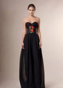 Strapless dress with embroidery