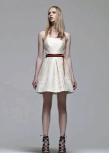 فستان بدون حمالات أبيض كثيف