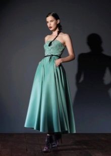 שמלת סטרפלס בצבע טורקיז א-ליין