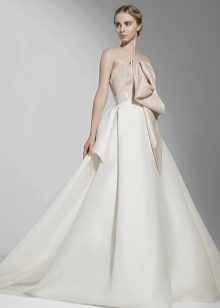 فستان زفاف بدون حمالات مع فيونكة
