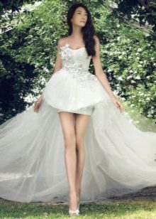 Short wedding dress without straps with a train