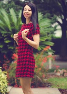 Krótka czerwono-czarna sukienka kurze łapki z krótkim rękawem