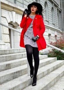 Облечете пачи крак в комбинация с червено палто