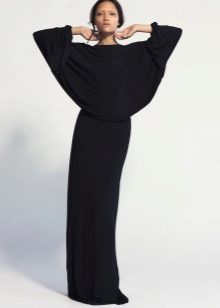 Kelawar gaun hitam panjang dengan skirt lurus