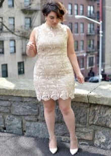 Lacy sheath-kjole til en firmafest for det fulde