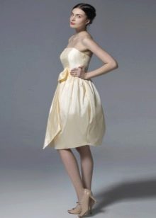 Κομψό μπεζ μπουστάκι φόρεμα με καμπάνα φούστα