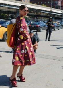 Burgundy print dress na may sun skirt