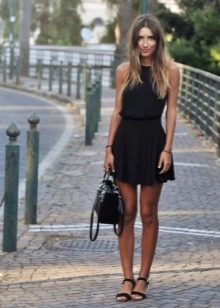 Krepšys ir batai prie vasarinės suknelės su sijonu į saulę
