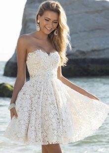 Бяла дантелена рокля-бюстие с пола слънце