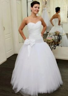 Сватбена рокля с ниска талия с мрежеста пола