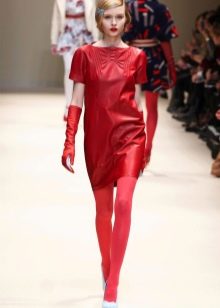 Crvena mini haljina od eko kože