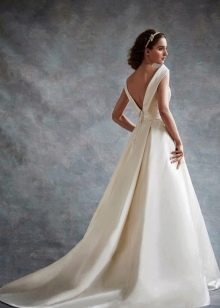 Сватбена рокля от креп де шин с отворен гръб
