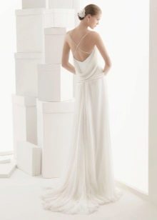 Gaun putih dengan belakang terbuka dengan tali