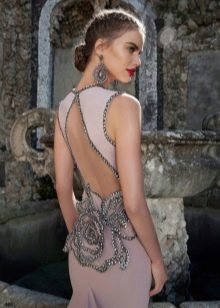 Dekorationer til en kjole med åben ryg