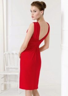 Gaun merah dengan punggung terbuka