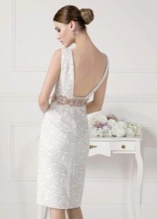 Kort kjole med hvid åben ryg