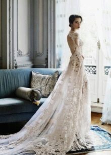 Gaun pengantin tanpa belakang dengan kereta api