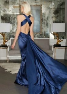 Blaues Kleid mit offenem Rücken