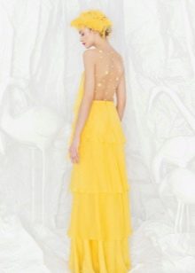 Żółta sukienka z odkrytymi plecami