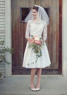 60. gadu mežģīņu un satīna kāzu kleita