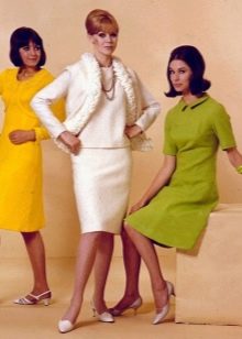 Schoenen voor jurken in de stijl van de jaren 60 - sandalen en lage hakken