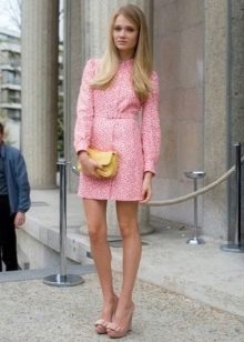 Trumpa rožinė suknelė 60-ųjų stiliaus