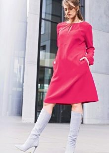Ružičasta midi haljina A kroja 60-ih u kombinaciji s čizmama