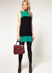 Къса двуцветна рокля от 60-те в комбинация с груби ботуши