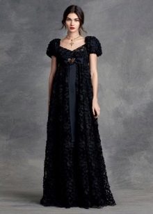 Crna večernja haljina u stilu carstva